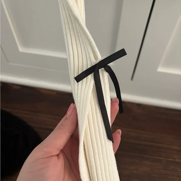 White sweater with black bows - Picture 3 of 4